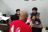 Seorang pria lanjut usia berinisial US (70), warga Kampung Ciekek Masjid, Kelurahan Karaton, Kecamatan Majasari, Pandeglang, ditangkap Unit Satreskrim Polres Pandeglang setelah diduga menganiaya anak kandungnya sendiri menggunakan palu hingga korban mengalami luka berat di bagian kepala hingga kritis. (Pojok Banten.com)