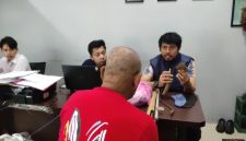 Seorang pria lanjut usia berinisial US (70), warga Kampung Ciekek Masjid, Kelurahan Karaton, Kecamatan Majasari, Pandeglang, ditangkap Unit Satreskrim Polres Pandeglang setelah diduga menganiaya anak kandungnya sendiri menggunakan palu hingga korban mengalami luka berat di bagian kepala hingga kritis. (Pojok Banten.com)