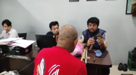 Seorang pria lanjut usia berinisial US (70), warga Kampung Ciekek Masjid, Kelurahan Karaton, Kecamatan Majasari, Pandeglang, ditangkap Unit Satreskrim Polres Pandeglang setelah diduga menganiaya anak kandungnya sendiri menggunakan palu hingga korban mengalami luka berat di bagian kepala hingga kritis. (Pojok Banten.com)