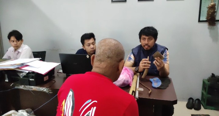 Seorang pria lanjut usia berinisial US (70), warga Kampung Ciekek Masjid, Kelurahan Karaton, Kecamatan Majasari, Pandeglang, ditangkap Unit Satreskrim Polres Pandeglang setelah diduga menganiaya anak kandungnya sendiri menggunakan palu hingga korban mengalami luka berat di bagian kepala hingga kritis. (Pojok Banten.com)