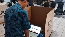 Simulasi e-Voting yang diikuti siswa SMAN 2 Rangkasbitung di Kantor KPU Kabupaten Lebak sebagai bagian dari sosialisasi pendidikan pemilih pemula. (PojokBanten.com)