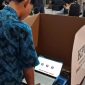 Simulasi e-Voting yang diikuti siswa SMAN 2 Rangkasbitung di Kantor KPU Kabupaten Lebak sebagai bagian dari sosialisasi pendidikan pemilih pemula. (PojokBanten.com)