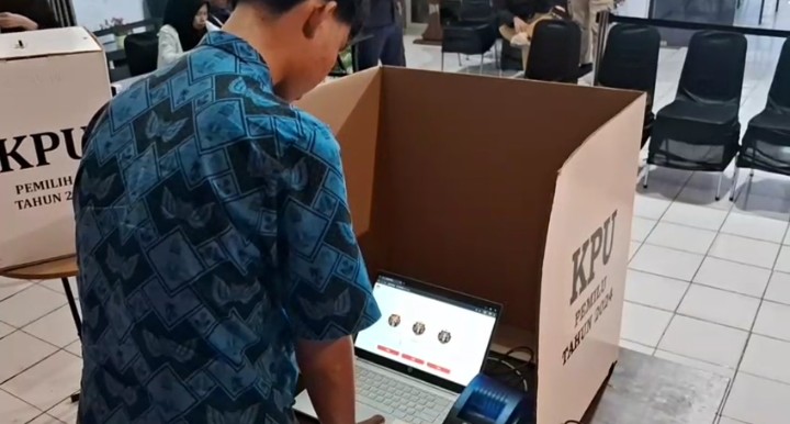 Simulasi e-Voting yang diikuti siswa SMAN 2 Rangkasbitung di Kantor KPU Kabupaten Lebak sebagai bagian dari sosialisasi pendidikan pemilih pemula. (PojokBanten.com)