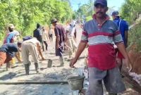 Anggota DPRD Provinsi Banten, Musa Weliansyah, bersama warga dari tiga desa di Kecamatan Malingping, Kabupaten Lebak, melakukan perbaikan jalan secara swadaya dengan pengecoran beton sepanjang 100 meter, Rabu (15/4/2026).