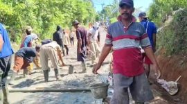 Anggota DPRD Provinsi Banten, Musa Weliansyah, bersama warga dari tiga desa di Kecamatan Malingping, Kabupaten Lebak, melakukan perbaikan jalan secara swadaya dengan pengecoran beton sepanjang 100 meter, Rabu (15/4/2026).