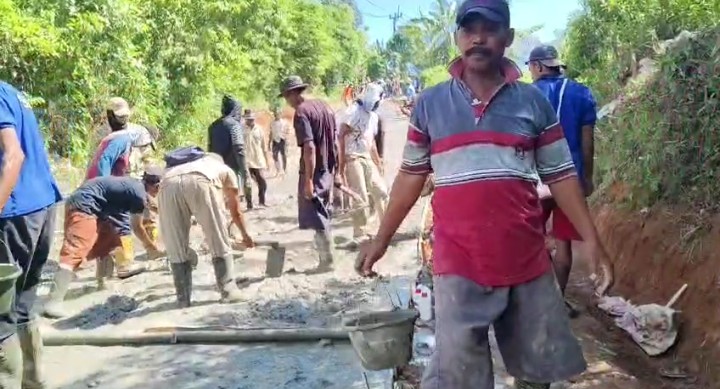 Anggota DPRD Provinsi Banten, Musa Weliansyah, bersama warga dari tiga desa di Kecamatan Malingping, Kabupaten Lebak, melakukan perbaikan jalan secara swadaya dengan pengecoran beton sepanjang 100 meter, Rabu (15/4/2026).