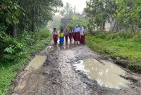 Siswa SD di Kecamatan Cikulur dan Warunggunung, Lebak, Banten, terpaksa melintasi jalan rusak dan berlumpur menuju sekolah, Sabtu (2/5/2026).