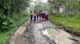 Siswa SD di Kecamatan Cikulur dan Warunggunung, Lebak, Banten, terpaksa melintasi jalan rusak dan berlumpur menuju sekolah, Sabtu (2/5/2026).