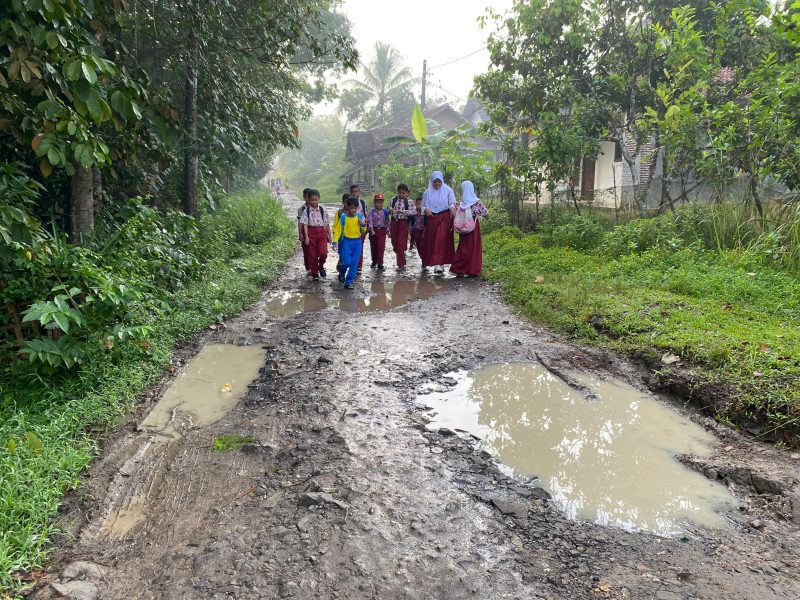 Siswa SD di Kecamatan Cikulur dan Warunggunung, Lebak, Banten, terpaksa melintasi jalan rusak dan berlumpur menuju sekolah, Sabtu (2/5/2026).
