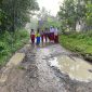 Siswa SD di Kecamatan Cikulur dan Warunggunung, Lebak, Banten, terpaksa melintasi jalan rusak dan berlumpur menuju sekolah, Sabtu (2/5/2026).