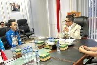 Ketua DPRD Provinsi Banten H.Fahmi Hakim saat berbincang dengan awak media.