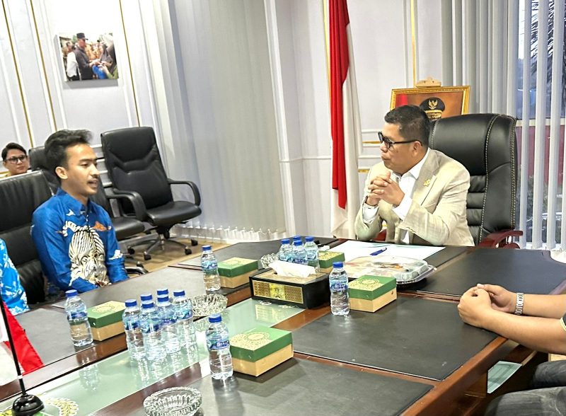 Ketua DPRD Provinsi Banten H.Fahmi Hakim saat berbincang dengan awak media.