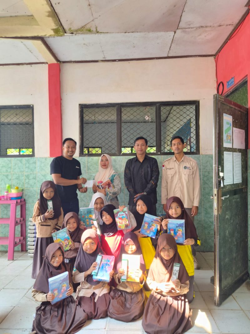 Caption : SPPG Cikeusik Nanggala Dua memberikan bantuan alat tulis kepada siswa SDN Cikeusik 5 sebagai bentuk dukungan terhadap pendidikan dan semangat belajar anak-anak.