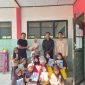 Caption : SPPG Cikeusik Nanggala Dua memberikan bantuan alat tulis kepada siswa SDN Cikeusik 5 sebagai bentuk dukungan terhadap pendidikan dan semangat belajar anak-anak.