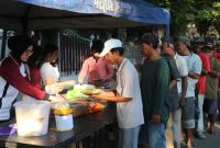 Puluhan Warga saat Menyerbu Makan Gratis Diacara Jumat Berkah 