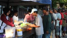Puluhan Warga saat Menyerbu Makan Gratis Diacara Jumat Berkah 