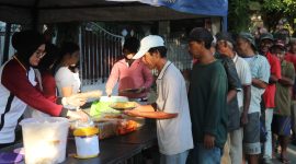 Puluhan Warga saat Menyerbu Makan Gratis Diacara Jumat Berkah 