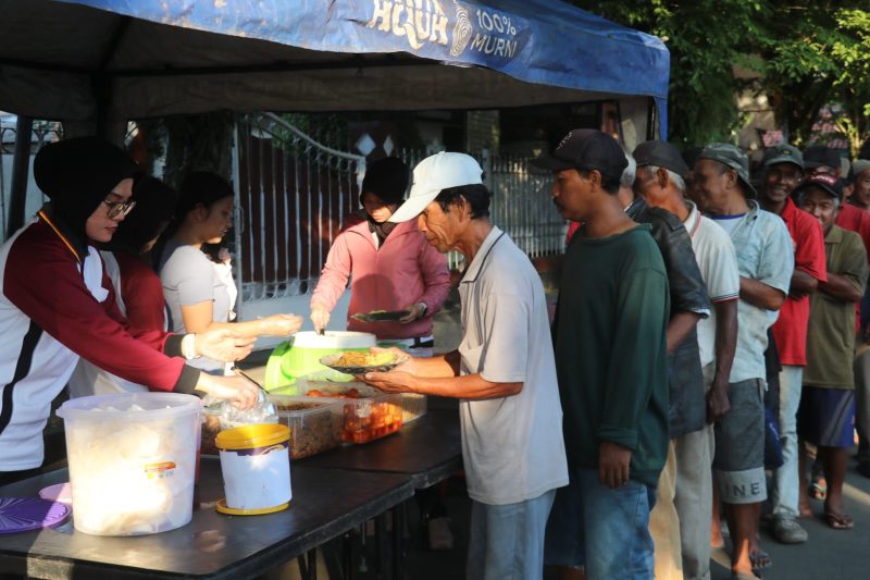 Puluhan Warga saat Menyerbu Makan Gratis Diacara Jumat Berkah 