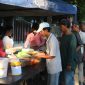 Puluhan Warga saat Menyerbu Makan Gratis Diacara Jumat Berkah 