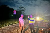 Kecelakaan tunggal yang menewaskan seorang pengendara sepeda motor di ruas Jalan Raya Cikulur–Gunungkencana, Kabupaten Lebak, Jumat (29/5/2026) malam, kembali menyoroti lemahnya standar keselamatan pada proyek perbaikan jalan di wilayah tersebut. Satuan Lalu Lintas (Satlantas) Polres Lebak menilai minimnya rambu peringatan serta kurangnya penerangan di lokasi proyek diduga kuat menjadi faktor utama insiden maut itu.