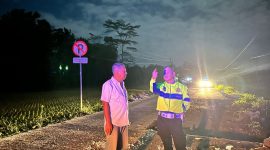 Kecelakaan tunggal yang menewaskan seorang pengendara sepeda motor di ruas Jalan Raya Cikulur–Gunungkencana, Kabupaten Lebak, Jumat (29/5/2026) malam, kembali menyoroti lemahnya standar keselamatan pada proyek perbaikan jalan di wilayah tersebut. Satuan Lalu Lintas (Satlantas) Polres Lebak menilai minimnya rambu peringatan serta kurangnya penerangan di lokasi proyek diduga kuat menjadi faktor utama insiden maut itu.