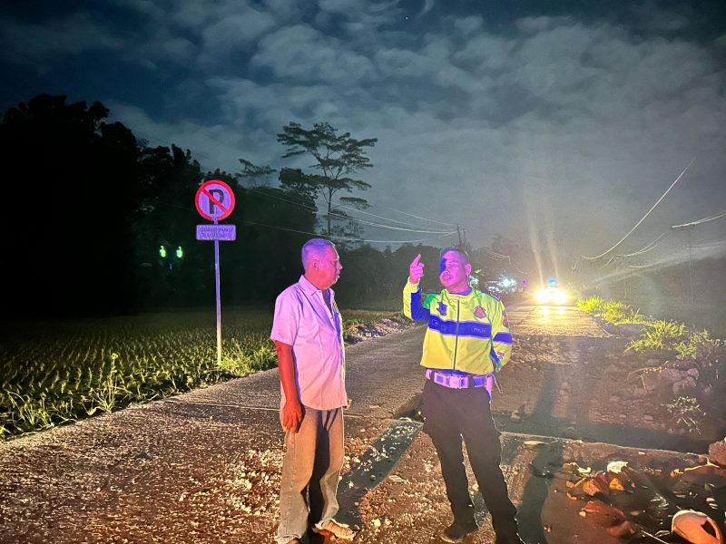 Kecelakaan tunggal yang menewaskan seorang pengendara sepeda motor di ruas Jalan Raya Cikulur–Gunungkencana, Kabupaten Lebak, Jumat (29/5/2026) malam, kembali menyoroti lemahnya standar keselamatan pada proyek perbaikan jalan di wilayah tersebut. Satuan Lalu Lintas (Satlantas) Polres Lebak menilai minimnya rambu peringatan serta kurangnya penerangan di lokasi proyek diduga kuat menjadi faktor utama insiden maut itu.