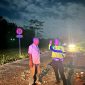 Kecelakaan tunggal yang menewaskan seorang pengendara sepeda motor di ruas Jalan Raya Cikulur–Gunungkencana, Kabupaten Lebak, Jumat (29/5/2026) malam, kembali menyoroti lemahnya standar keselamatan pada proyek perbaikan jalan di wilayah tersebut. Satuan Lalu Lintas (Satlantas) Polres Lebak menilai minimnya rambu peringatan serta kurangnya penerangan di lokasi proyek diduga kuat menjadi faktor utama insiden maut itu.