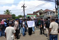 Forum Koperasi Desa Merah Putih (KDMP) Kabupaten Pandeglang mengelar aksi demonstrasi damai, di depan Hotel Mutiara Carita Senin, (04-05-2026).