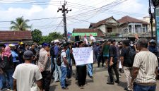 Forum Koperasi Desa Merah Putih (KDMP) Kabupaten Pandeglang mengelar aksi demonstrasi damai, di depan Hotel Mutiara Carita Senin, (04-05-2026).