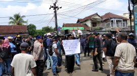 Forum Koperasi Desa Merah Putih (KDMP) Kabupaten Pandeglang mengelar aksi demonstrasi damai, di depan Hotel Mutiara Carita Senin, (04-05-2026).