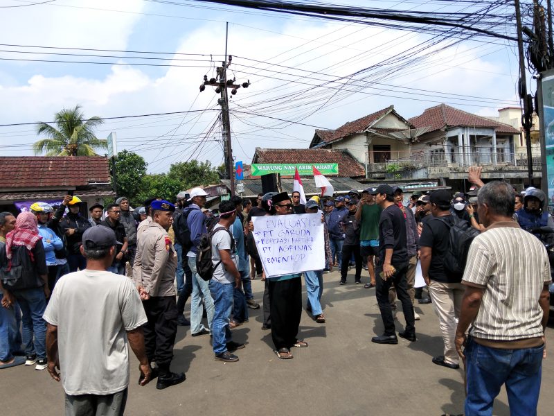 Forum Koperasi Desa Merah Putih (KDMP) Kabupaten Pandeglang mengelar aksi demonstrasi damai, di depan Hotel Mutiara Carita Senin, (04-05-2026).