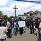 Forum Koperasi Desa Merah Putih (KDMP) Kabupaten Pandeglang mengelar aksi demonstrasi damai, di depan Hotel Mutiara Carita Senin, (04-05-2026).