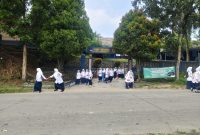 Ketiadaan rambu penyeberangan dan zona selamat sekolah di depan SMPN 2 Cibadak, Kabupaten Lebak, membuat ratusan siswa harus ekstra waspada saat menyeberang di tengah padatnya arus kendaraan.