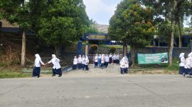 Ketiadaan rambu penyeberangan dan zona selamat sekolah di depan SMPN 2 Cibadak, Kabupaten Lebak, membuat ratusan siswa harus ekstra waspada saat menyeberang di tengah padatnya arus kendaraan.