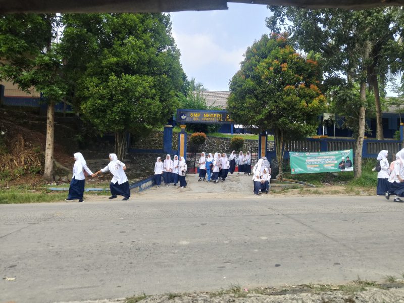 Ketiadaan rambu penyeberangan dan zona selamat sekolah di depan SMPN 2 Cibadak, Kabupaten Lebak, membuat ratusan siswa harus ekstra waspada saat menyeberang di tengah padatnya arus kendaraan.
