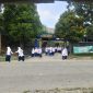 Ketiadaan rambu penyeberangan dan zona selamat sekolah di depan SMPN 2 Cibadak, Kabupaten Lebak, membuat ratusan siswa harus ekstra waspada saat menyeberang di tengah padatnya arus kendaraan.