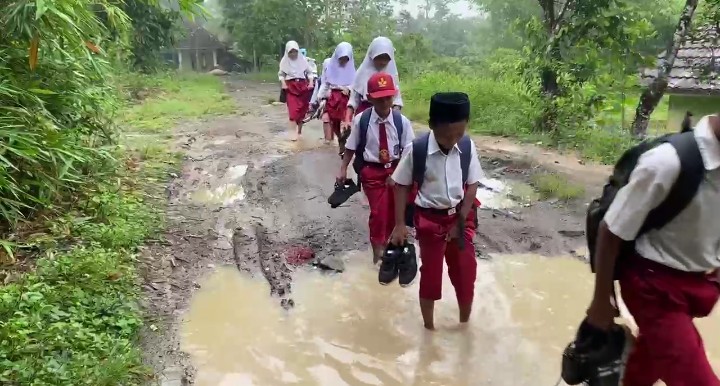 Besarnya anggaran reses DPRD Lebak tahun 2026 menuai sorotan. Warga mengeluhkan minimnya kehadiran anggota dewan di tengah anggaran konsumsi reses yang mencapai Rp3,3 miliar.
