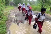 Kondisi jalan rusak dan berlumpur di Kampung Suminta, Desa Sukadaya, Kecamatan Cikulur, Kabupaten Lebak, yang hingga kini belum diperbaiki meski sempat dijanjikan pada 2025.