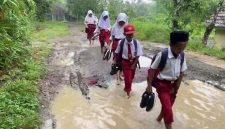 Kondisi jalan rusak dan berlumpur di Kampung Suminta, Desa Sukadaya, Kecamatan Cikulur, Kabupaten Lebak, yang hingga kini belum diperbaiki meski sempat dijanjikan pada 2025.