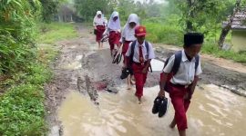 Kondisi jalan rusak dan berlumpur di Kampung Suminta, Desa Sukadaya, Kecamatan Cikulur, Kabupaten Lebak, yang hingga kini belum diperbaiki meski sempat dijanjikan pada 2025.