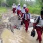 Kondisi jalan rusak dan berlumpur di Kampung Suminta, Desa Sukadaya, Kecamatan Cikulur, Kabupaten Lebak, yang hingga kini belum diperbaiki meski sempat dijanjikan pada 2025.