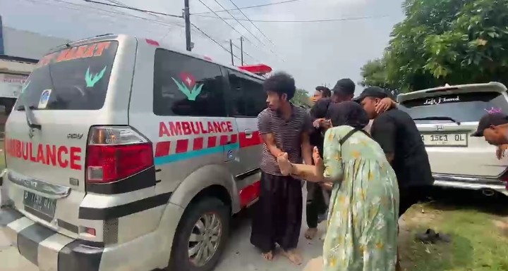 Kondisi proyek perbaikan Jalan Kaduagung–Gunungkencana di Desa Tambakbaya, Kecamatan Cibadak, Kabupaten Lebak, tanpa rambu peringatan diduga menjadi penyebab kecelakaan pengendara motor, Selasa (19/5/2026).