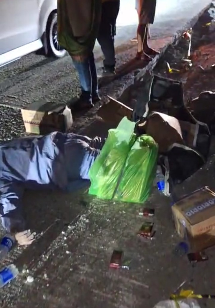 Seorang pengendara motor bernama Muhammad Nur (28), pedagang asal Madura, tewas mengenaskan setelah mengalami kecelakaan tunggal di ruas Jalan Raya Cikulur, tepatnya di Kampung Cipeuteuy, Desa Muaradua, Kecamatan Cikulur, Kabupaten Lebak, Jumat (29/5/2026) malam sekitar pukul 20.30 WIB.