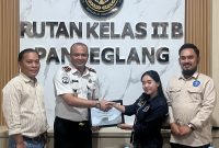 Pemberian cinderamata dari PLBH Langit Biru Cabang Pandeglang kepada Raden Achmad Zaki, selaku Kepala Rutan Kelas IIB Pandeglang, sebagai simbol apresiasi dan komitmen untuk mempererat sinergi serta kerja sama dalam mendukung pelayanan hukum yang profesional, transparan, dan berkeadilan bagi masyarakat.