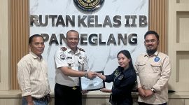Pemberian cinderamata dari PLBH Langit Biru Cabang Pandeglang kepada Raden Achmad Zaki, selaku Kepala Rutan Kelas IIB Pandeglang, sebagai simbol apresiasi dan komitmen untuk mempererat sinergi serta kerja sama dalam mendukung pelayanan hukum yang profesional, transparan, dan berkeadilan bagi masyarakat.