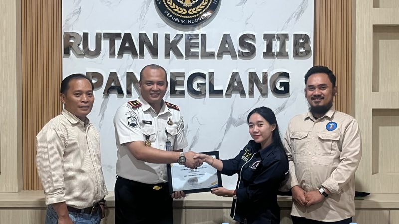 Pemberian cinderamata dari PLBH Langit Biru Cabang Pandeglang kepada Raden Achmad Zaki, selaku Kepala Rutan Kelas IIB Pandeglang, sebagai simbol apresiasi dan komitmen untuk mempererat sinergi serta kerja sama dalam mendukung pelayanan hukum yang profesional, transparan, dan berkeadilan bagi masyarakat.