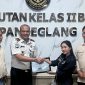 Pemberian cinderamata dari PLBH Langit Biru Cabang Pandeglang kepada Raden Achmad Zaki, selaku Kepala Rutan Kelas IIB Pandeglang, sebagai simbol apresiasi dan komitmen untuk mempererat sinergi serta kerja sama dalam mendukung pelayanan hukum yang profesional, transparan, dan berkeadilan bagi masyarakat.