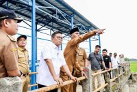 Gubernur Banten, Andra Soni saat meninjau Bendungan Daerah Irigasi (DI) Cisiih di Desa Situregen, Kecamatan Panggarangan, Kabupaten Lebak, Banten.
