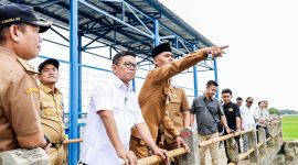 Gubernur Banten, Andra Soni saat meninjau Bendungan Daerah Irigasi (DI) Cisiih di Desa Situregen, Kecamatan Panggarangan, Kabupaten Lebak, Banten.