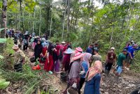 Dewan Perwakilan Rakyat Daerah (DPRD) Provinsi Banten, Musa Weliansyah bersama masyarakat di sejumlah wilayah Selatan Lebak bahu membahu melakukan perbaikan jalan poros desa dan membangun jembatan, Senin (13/7/2026).